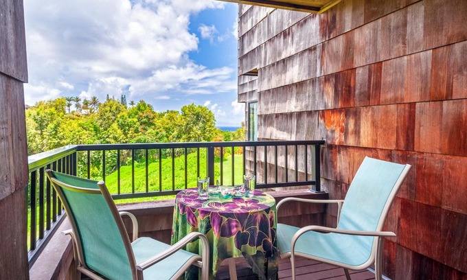 Princeville Apartment | Sealodge B4 - affordable condo, hike to beach, ocean view lanai
