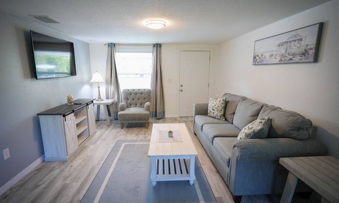 South Venice Apartment | Seashell Room Manasota Delux Villas