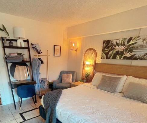Waikiki Apartment | Seashore Waikiki studio 1 block from a beach No Resort Fees