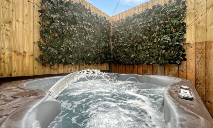New Forest District Cottage | Seaside Cottage with Hot Tub in Calshot