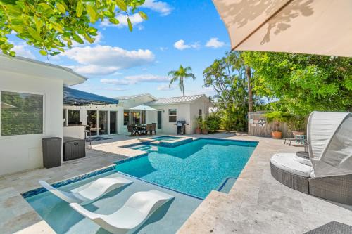 Singer Island House | Seaside Elegance - 4B-4B - 3 Master Suites, Heated Pool and Spa, Tanning Ledge, Golden Tee Arcade, Outdoor Bar with 65 Inch TV, BBQ, Walk to Beach! Sleeps 10