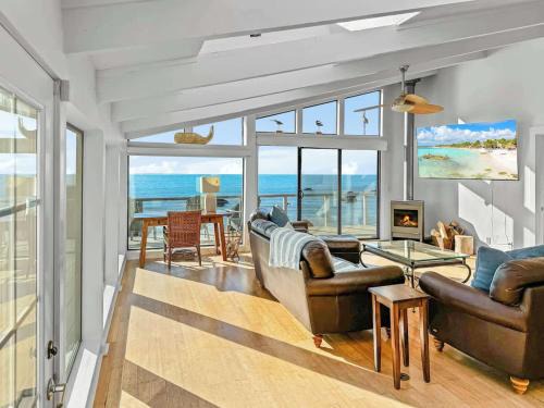 Sereno del Mar House | Seaside Elegance Oceanfront Escape with 3 Suites