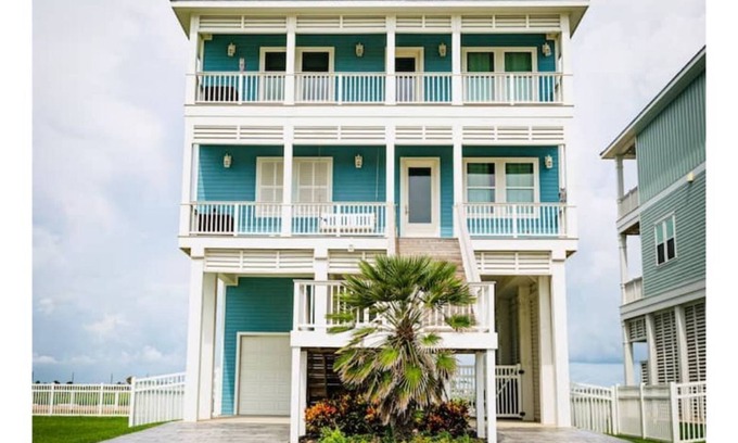 Galveston House | Seaside Escape: Beautiful, Spacious, Peaceful