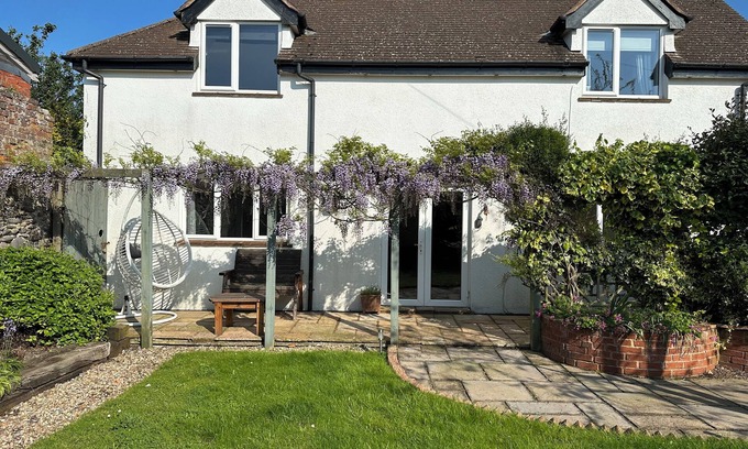 Minehead Apartment | Seaside Escape: Golf & Coast Path Retreat with private entrance & secure garden.