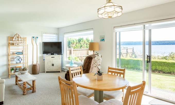 Campbell River House | Seaside Guest Suite