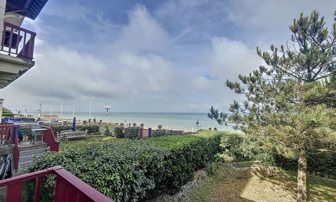 Jullouville-les-Pins Apartment | Seaside Townhouse in Jullouville with Direct Beach Access