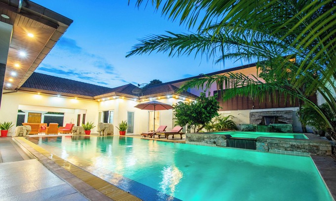 Pratumnak Hill Villa | Seaside Villa 2 Pools beach at 50m