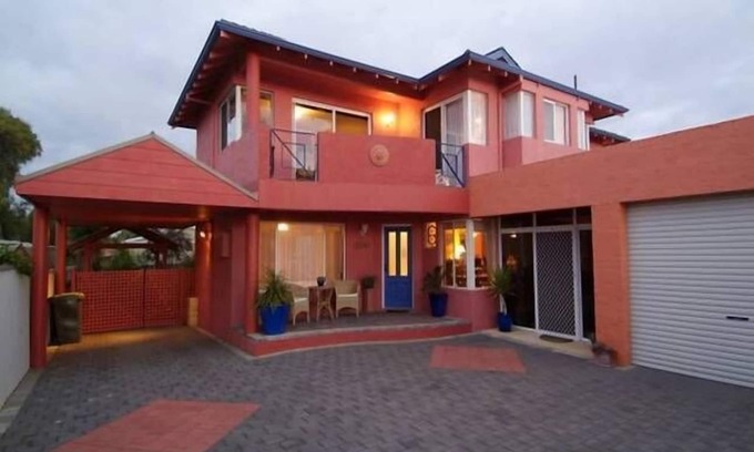 Geographe Villa | SEASIDE VILLA - FUNKY beachfront villa