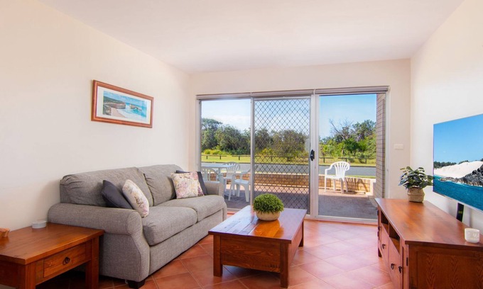 Forster Apartment | Seaspray 2 - Pebbly Beach
