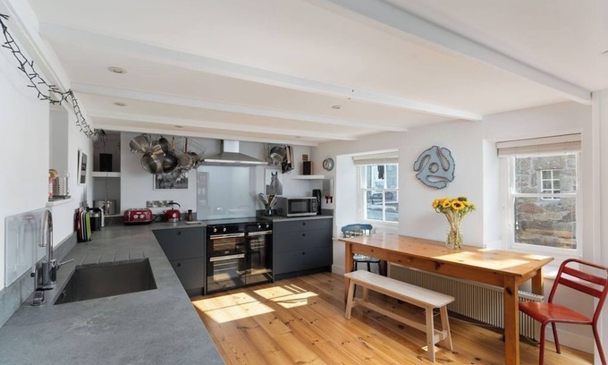Mousehole Cottage | SeaView-2Br-Sleeps5-Cottage-FastWiFi-WoodBurner