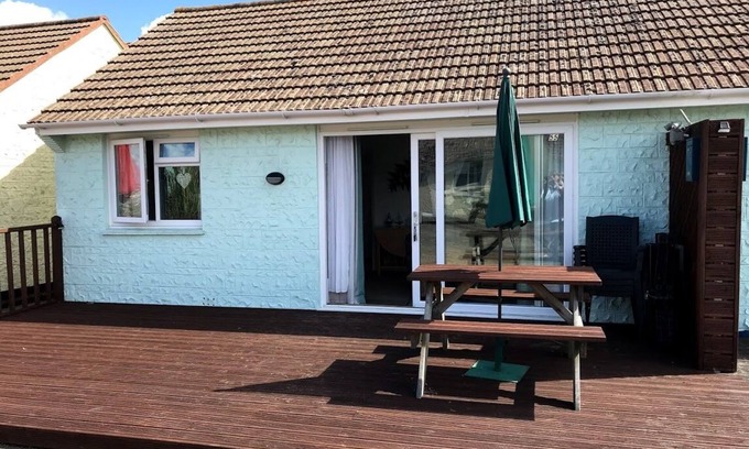 Seaview House | Seaview Beach Retreat - Bungalow 50 Yards From The Beach.
