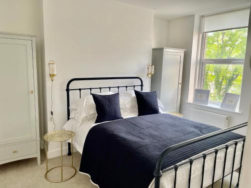 Worthing Apartment | Seaview flat with balcony, spacious 2 bedroom