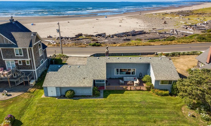 Seaside House | SeaView:}Hot-Tub~StepsToBeach~Ocean/Mt/Golf Views!~Bikes~DogsOK~Cornhole-Patio~