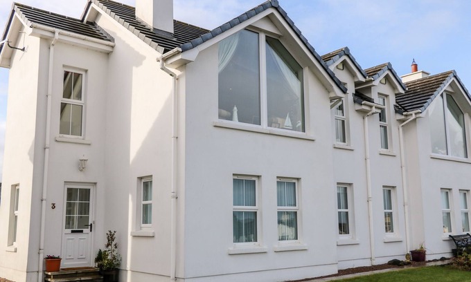 Castlerock Cottage | SEAVIEW, pet friendly, with a garden in Castlerock