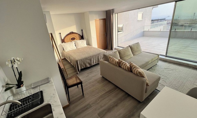 A Ver-o-Mar Apartment | Seaview Studio Sleeps 4, Patio, Free Parking, Tv
