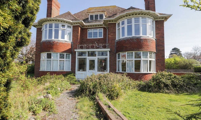 Rhos on Sea Cottage | SEAWINDS, pet friendly, character holiday cottage in Rhos-On-Sea