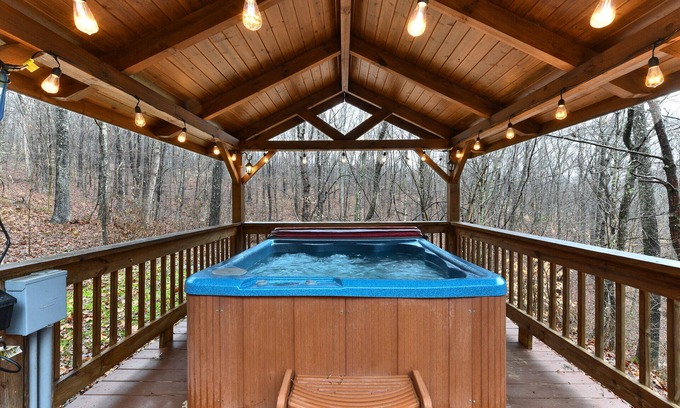 Logan Cabin | Secluded Cabin in Hocking Hills with Hot Tub!