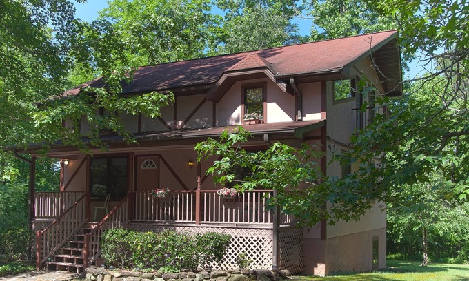 Columbus House | Secluded Chalet - Pet Friendly