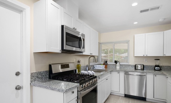 Raisin House | Secluded & Cozy 3B/1Bth w GreatA to Airport
