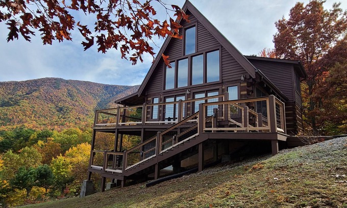 Gatlinburg - Pigeon Forge Cabin | Secluded Cozy Cabin with Mountain Views, near Pigeon Forge, Gatlinburg, Hot Tub