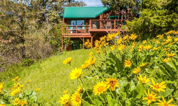 Leavenworth House | Secluded Custom Log Home with Intoxicating Views