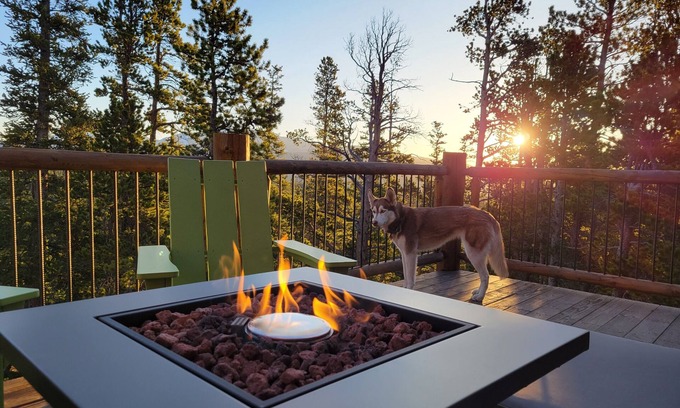 Valley of the Sun House | Secluded, dog-friendly mountain getaway with amazing views and huge deck!