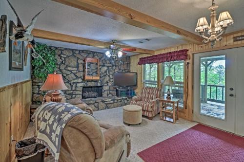 Edgemont House | Secluded Edgemont Getaway with Huge Outdoor Deck!