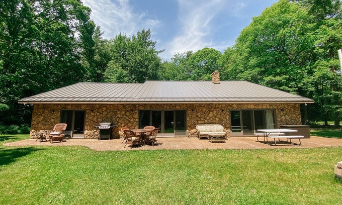 New Era House | Secluded Family- and Pet-Friendly Cottage