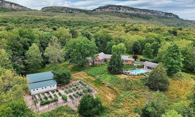 New Paltz House | Secluded modern farmhouse at the foot of the Gunks