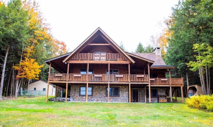 Roscoe House | Secluded Mountain Lodge w/ Expansive Lawn & Semi-Private Lake