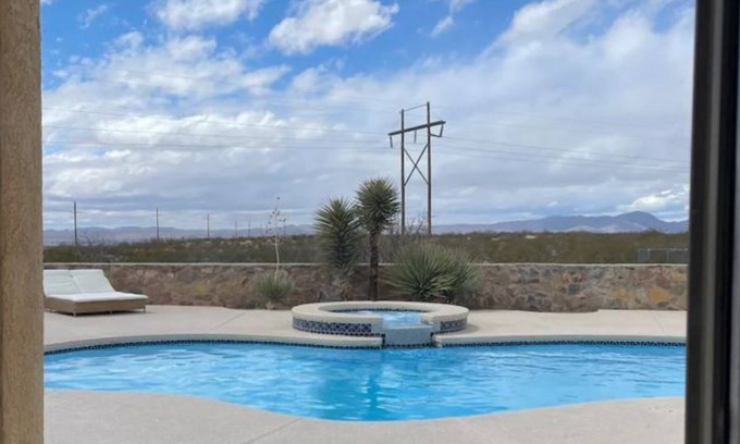 Las Cruces House | Secluded Red Hawk Pool Hideout