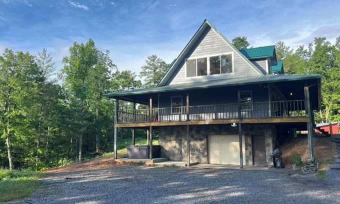 Del Rio Cabin | Secluded Smoky Mountains 3-bedroom home with hot tub, WiFi, AC