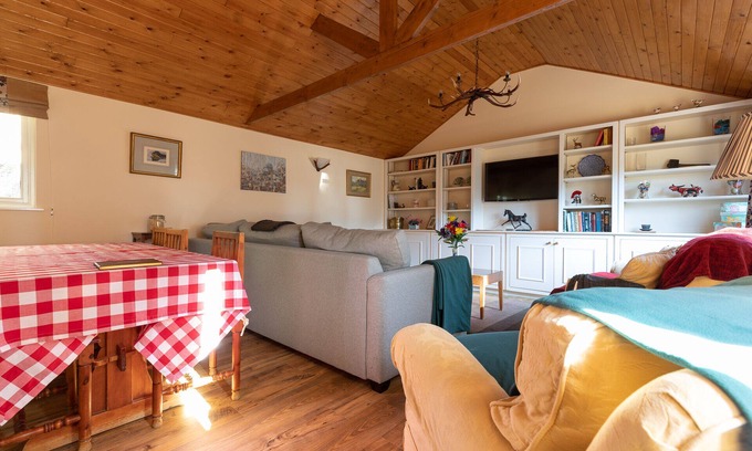 New Forest District Cabin | Secluded Stables With Parking in Grounds of Home in the Heart of the new Forest