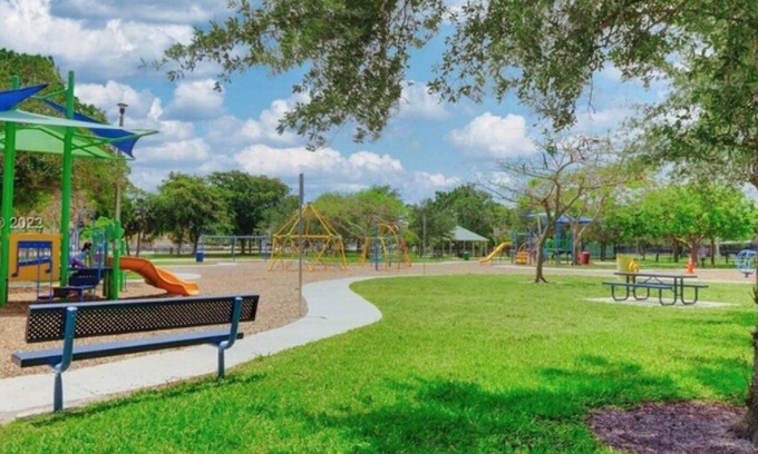 Pompano Beach Villa | Secluded Sweet Relaxing Oasis 2 Beds&Pool 24/24!