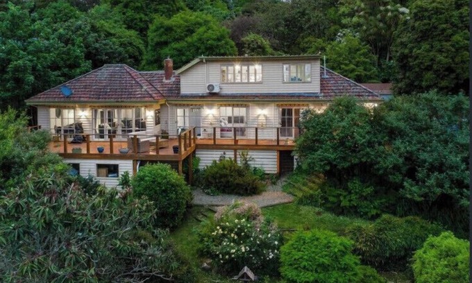 Mount Dandenong House | Secluded Villa with Lush Gardens, Spa & Fireplace