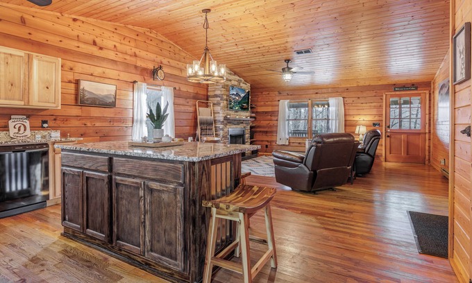 Cherokee Cabin | Secluded wilderness cabin retreat in Bryson City- Dog friendly! WiFi A/C