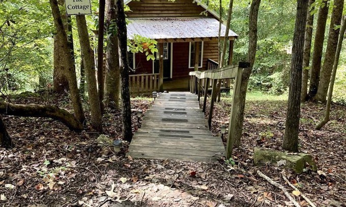 Elkin Cabin | Secluded Woodland Cabin Rental with Hot Tub in Yadkin Valley Wine Region