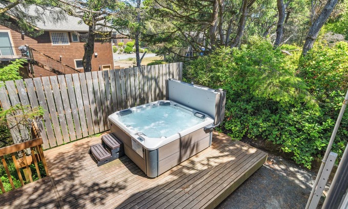 Manzanita House | Second Wind MCA#187Hot tub,1/4 block to beach access, Dogs OK, Gas Fireplace