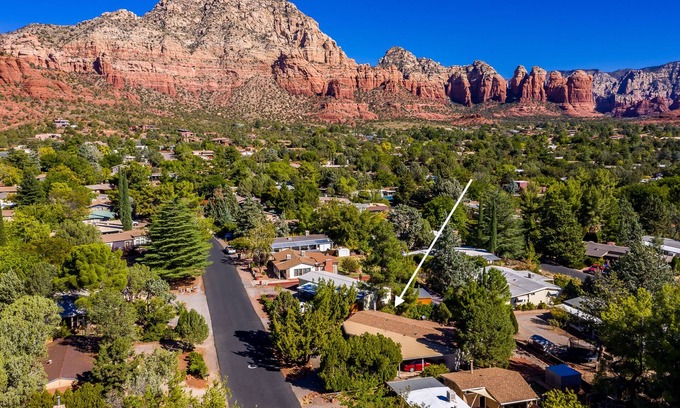 West Sedona House | Sedona Agave House with patio views, telescope, board games and centrally located!