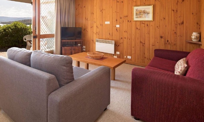 Jindabyne Apartment | Seeblick 3 - 1BR Lakefront Apartment l Central Location l Off Street Parking