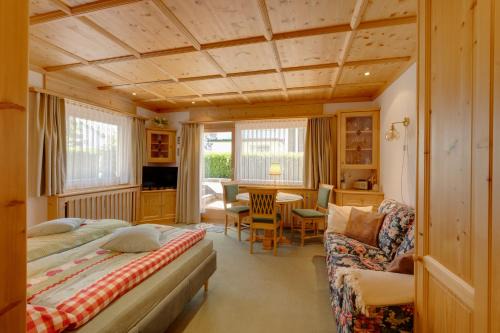 Seefeld in Tirol Apartment | Seefeld ALPIN - Gemütliches TIROLER STUBE Studio Apartment