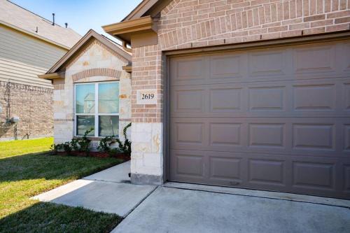 Fresno House | Select Exclusive Room in Fresno Texas
