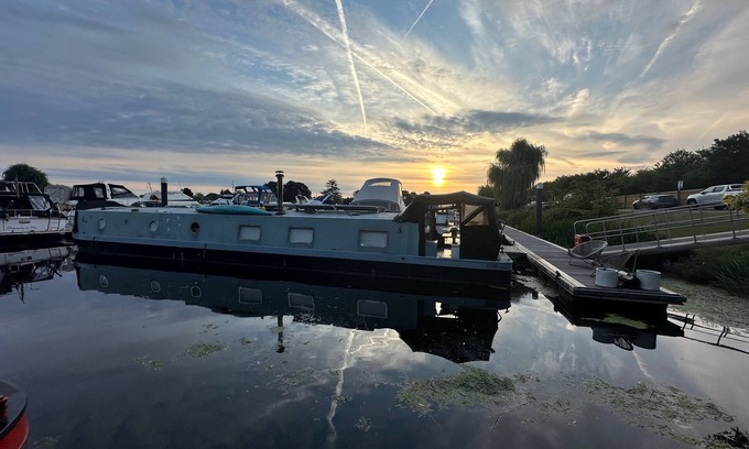Runnymede Boat Rental | Selene Unique Luxury Houseboat Experience: Across from Thorpe Park, Near Windsor