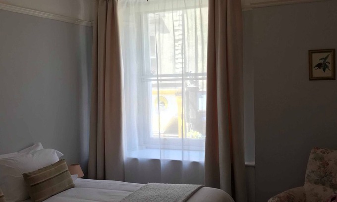 Glastonbury Apartment | Self Catering 2 Bedroom apartment on High Street