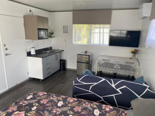Hamilton House | Self Contained Unit, Private Bathroom, Private Entrance, Close to Shops & Hospital Homestay