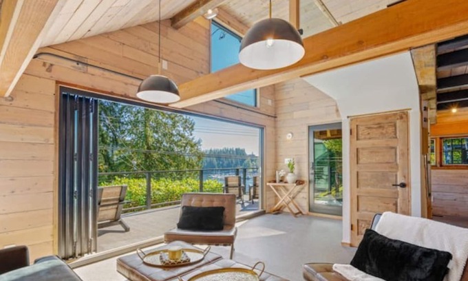 District of North Vancouver Cabin | Selling Panorama