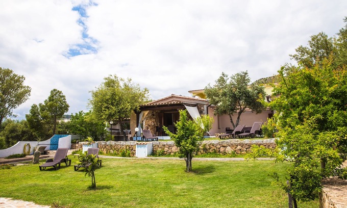 San Teodoro House | Semi-detached house surrounded by a charming garden