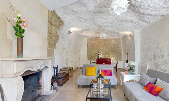 Chateaux de la Loire House | Semi-troglodyte house between the Loire and the castles