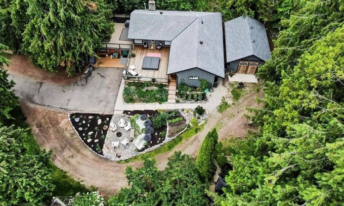 Blind Bay House | Semi-waterfront Lake House