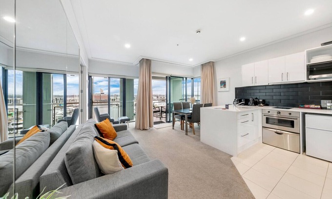 Auckland Central Business District Apartment | Sensational Sun Sets in the Heart of the Viaduct